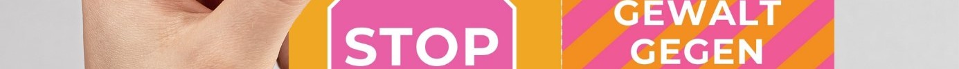 Eine Hand, die eine Postkarte in orange-pink hält. Auf der Karte ist links ein Stoppschild und rechts den Schriftzug "Gewalt gegen Frauen" abgebildet.
