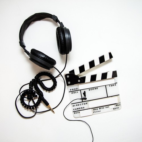 Kopfhörer und Filmklappe