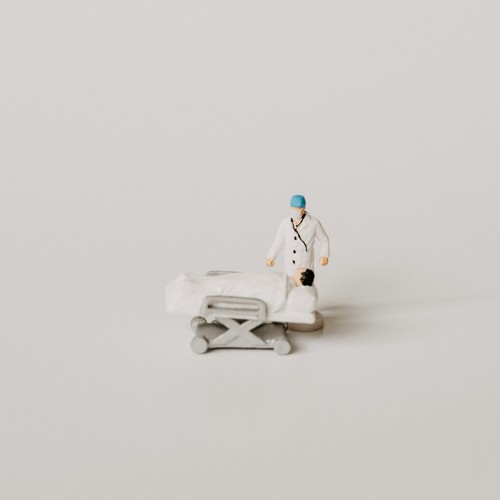 Das Bild zeigt Miniaturfiguren die eine Plegesituation darstellen