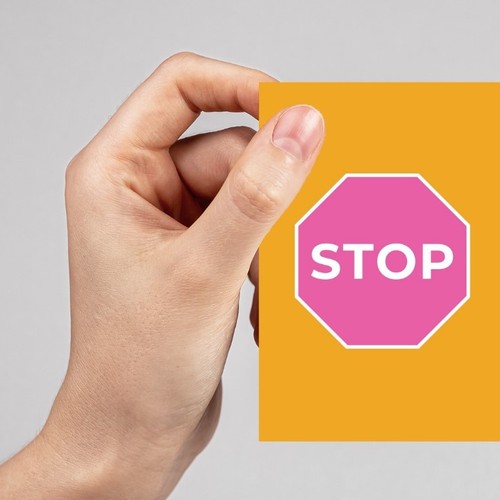 Hand hält Stopkarte