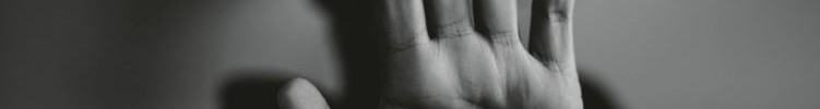 Eine weiblich gelesene Person mit ausgestreckter Hand in schwarz.-weiß.